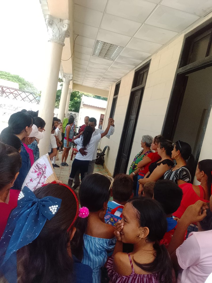 Ni la lluvia pudo detener la alegría de nuestros pioneros! 🌧️🎈 En el #MunicipioBartoloméMasó celebramos el #4DeAbril con entusiasmo y compromiso. Nada detiene el paso del futuro de la Patria. 🇨🇺 <a href="/YudelkisOrtizB/">Yudelkis Ortiz Barceló</a> <a href="/BorgesOlivero/">Carlos Borges Oliveros</a> <a href="/GalanCuba/">Eddie Galán Jiménez Cuba</a> <a href="/EduardoLopezL65/">Eduardo López Leyva</a> <a href="/DrRobertoMOjeda/">Dr. Roberto Morales Ojeda</a>