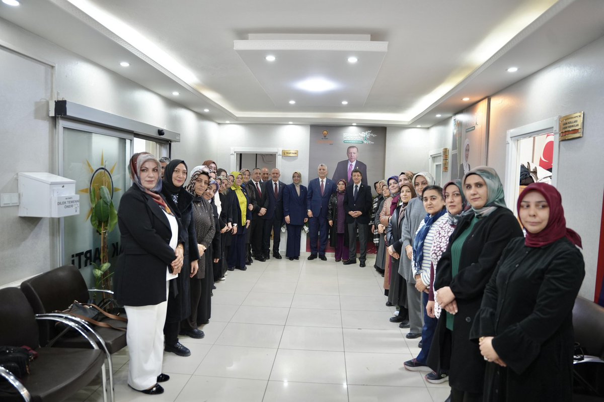 Ticaret Bakanımız Sayın Ömer Bolat’ın hanımefendilerimizle aynı karede yer alması, kadınlarımıza verilen değerin en güzel yansımalarından biri oldu. 
Bu anlamlı an bizleri ayrıca onurlandırdı.

<a href="/omerbolatTR/">Prof. Dr. Ömer Bolat</a> <a href="/tugbaisikercan/">Tuğba IŞIK ERCAN</a> <a href="/ArvasAbdulahat/">Abdulahat Arvas</a> <a href="/zerrin_alpaslan/">Zerrin Alpaslan</a> <a href="/AKKADINGM/">AK Parti Kadın Kolları</a> <a href="/AK_PartiVan/">AK Parti Van</a>