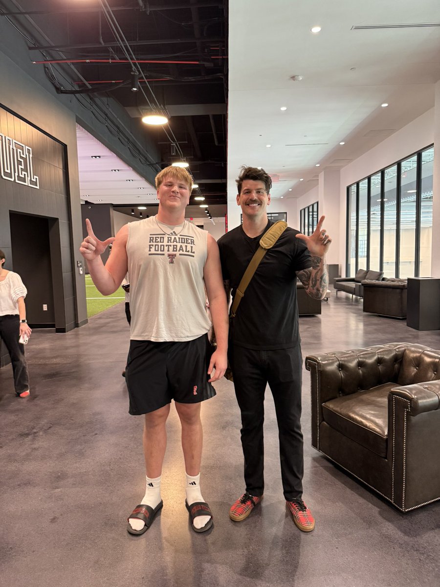 Bussin' With The Boys tweet media