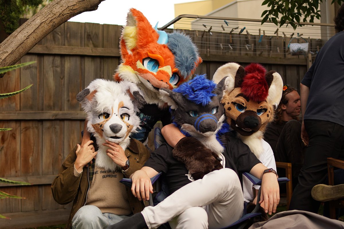 I really love this pic from last weekend #FursuitFriday 
📸 @ hexafox
🐶 <a href="/VirBarks/">VIR</a> 
🪡 <a href="/StudioPinali/">Studio Pinali</a>