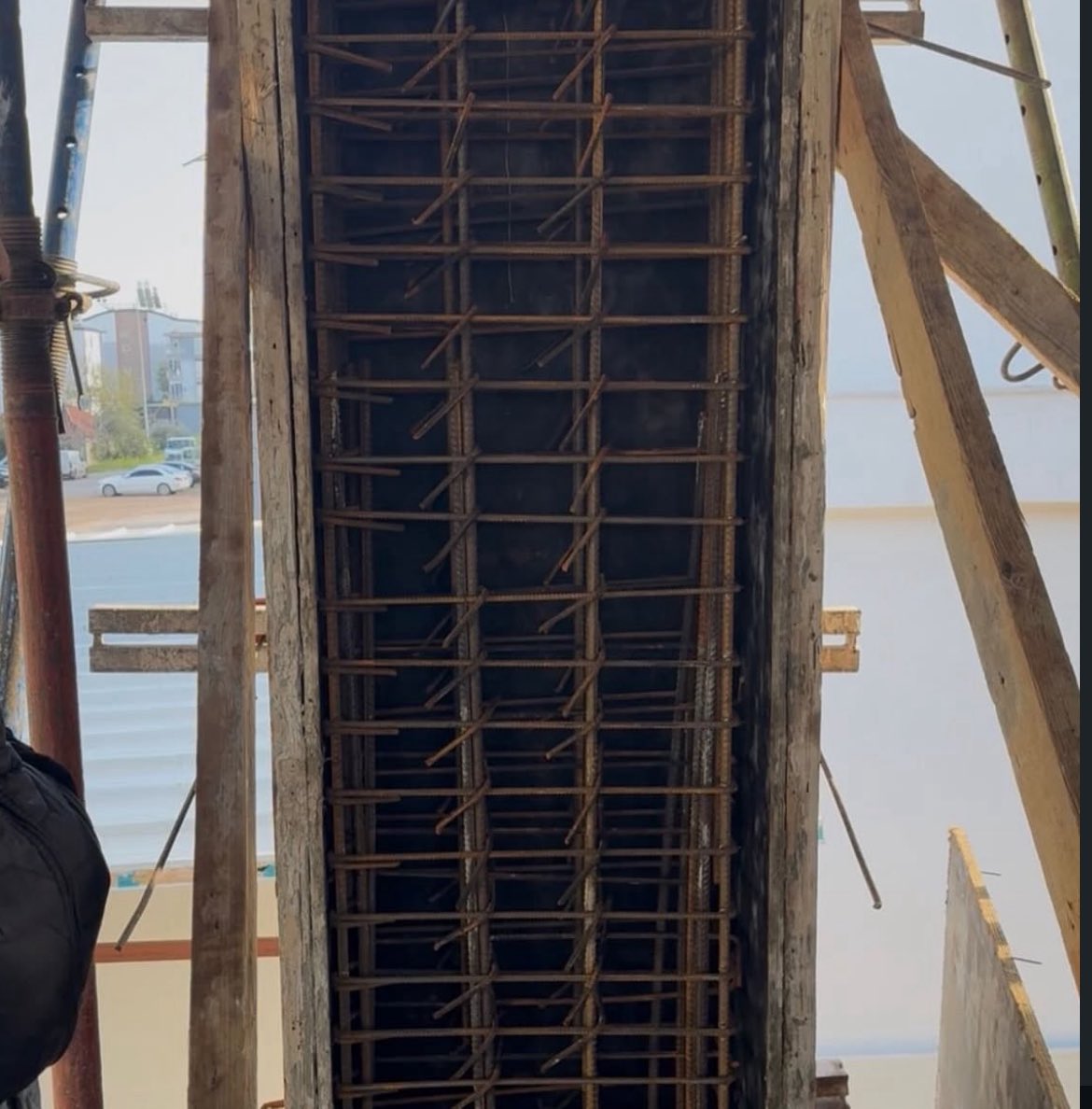 Antalya • 2026
Yapı Denetim Kuruluşları Birliği Genel Merkezi olarak bugün Antalya’da yaşanan olay, artık “bir meslek sorunu” değil, açık bir kamu güvenliği krizidir.
Beton dökülmeden önce kontrol için sahaya giden mühendislerimiz, denetlenmesi gereken imalatların bilinçli