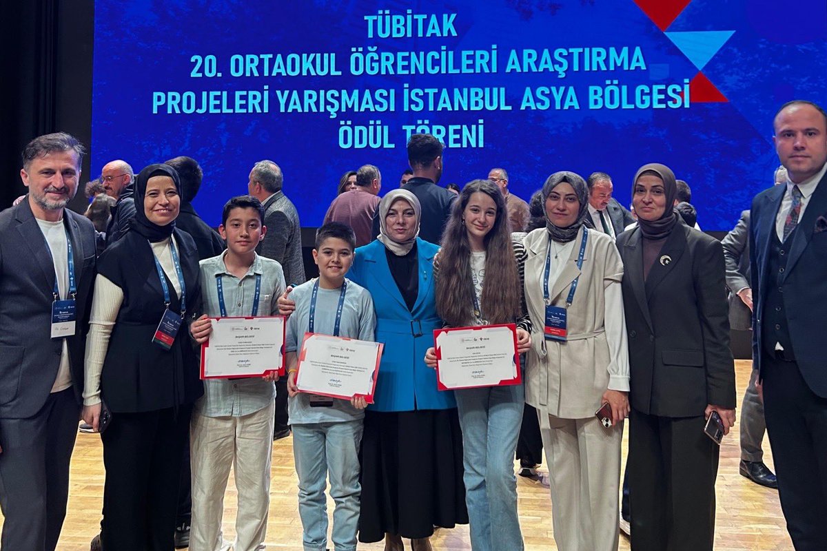 duzce_mem's tweet photo. Kocaeli’de düzenlenen TÜBİTAK 2204-B Ortaokul Öğrencileri Araştırma Projeleri Yarışması Bölge Finali’nde, bu yıl 19.437 proje başvurusu arasından ön değerlendirme sonucu seçilen 1.200 proje içinde 13 proje ile yer alan ilimizden Bahçeşehir Bilim ve Sanat Merkezi öğrencilerimiz iki alanda bölge birinciliği, bir alanda ise bölge üçüncülüğü kazandı.

📌 Fizik Alanı Bölge https://t.co/cAHgSksLc4
Yusuf Eymen Çiçek
Danışman: Emine Sarı
(Bahçeşehir BİLSEM)

📌 Matematik Alanı Bölge https://t.co/cAHgSksLc4
Ece Çopur
Danışman: Habibe Çetin
(Bahçeşehir BİLSEM)

📌 Coğrafya Alanı Bölge 3.sü
İlter Tuna Erdoğan
Danışman: Emine Sarı
(Bahçeşehir BİLSEM)

İl Millî Eğitim Müdürümüz Sayın Gülşen Özer, bölge finaline katılarak öğrencilerimiz ve öğretmenlerimizle bir araya geldi; projeleri yerinde inceleyerek elde edilen başarı dolayısıyla tüm ekipleri tebrik etti.

İlimizi ulusal finallerde temsil edecek öğrencilerimize başarılar diliyor; emeği geçen tüm öğretmen ve öğrencilerimizi kutluyoruz.

İlimizi temsil eden Bahçeşehir Bilim ve Sanat Merkezi, Düzce Bilim ve Sanat Merkezi, Mehmet Akif İnan Hafız Anadolu İmam Hatip Lisesi, Hürriyet Ortaokulu, Özel Düzce Yıldızlar Ortaokulu ve Cumayeri Ortaokulu öğrencilerimize ve öğretmenlerimize teşekkür ederiz.

@tcmeb @Yusuf__Tekin @gulsenozer9 @Tubitak @duzcememarge