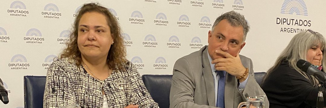 En un avion viajan 300 monos y 1 piloto... tweet media