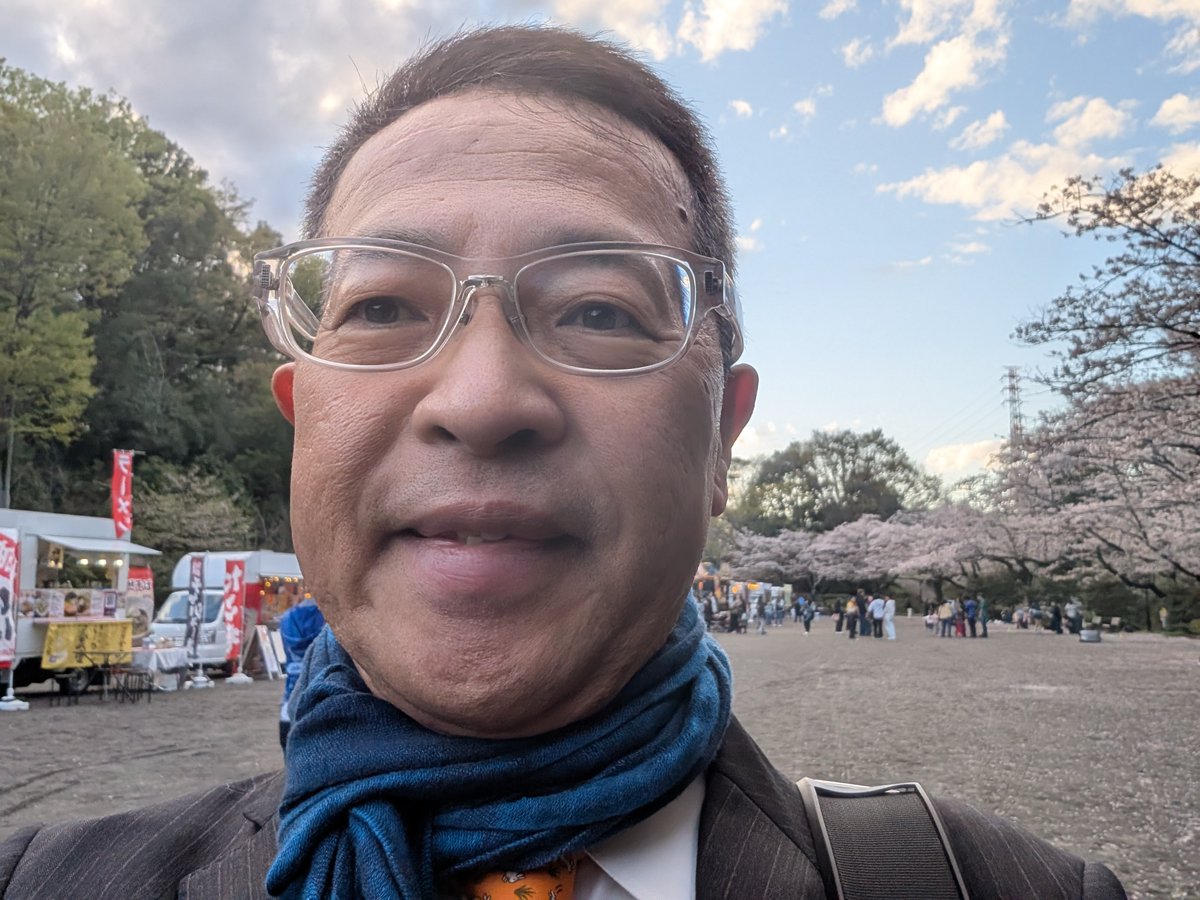 s_ranjo's tweet photo. 世界自閉症啓発デー
　昨日（4月2日）は、世界自閉症啓発デーでした。
　町田市芹ヶ谷公園では、「ウォームブルーまちだ」として、町田の夜空を青く彩るイベントが開催されました。
　雨が上がり、イベント日和となりました。障がいがある人も暮らしやすい街づくりが、モットーです。
#世界自閉症啓発デー
#ウォームブルーまちだ
#ウォームブルー
#三遊亭らん丈
#芹ヶ谷公園
#まちだ