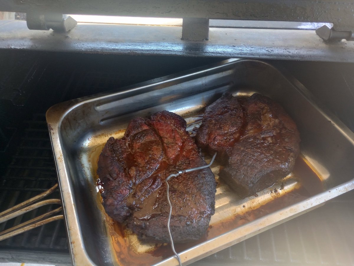 Yup, we cookin'! Dry rub went on last night and sat in the fridge until hitting the grill this morning. #OOHWEE 👌🔥