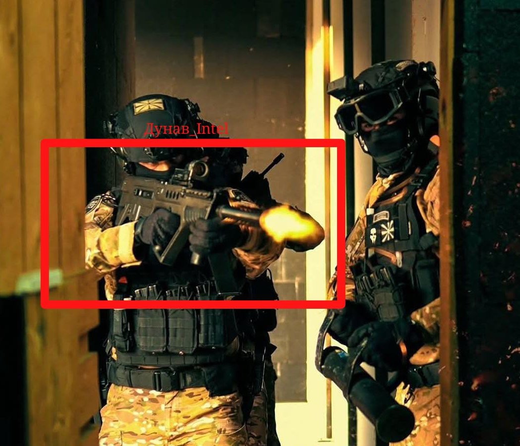 Lukai1861's tweet image. #Macedonia #Israel | A photo circulating online showing EBR Macedonian 🇲🇰 special forces operator equipped with an Israeli-made 🇮🇱 IWI Tavor TAR-21 assault rifle.

The TAR-21 is a 5.56×45mm NATO bullpup rifle with a standard 460 mm barrel, 30-round STANAG magazine compatibility,