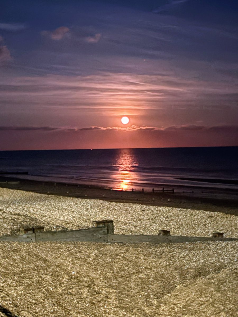 Jonathan747's tweet photo. The school holiday has finally arrived in Sussex along with a majestic pink moon. Hopefully this augurs well for us down here and those going up there. https://t.co/806xFe5zQo