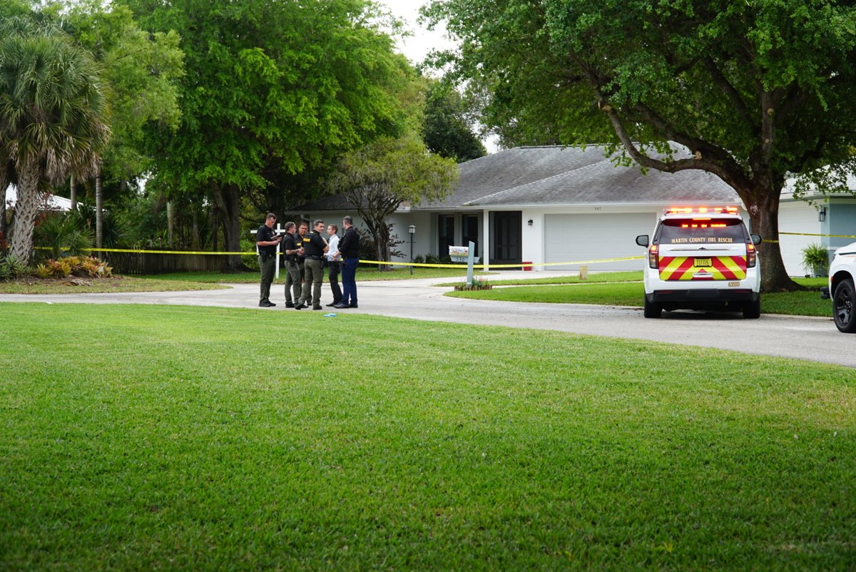 MCSOfla's tweet photo. HAPPENING NOW:
Martin County Sheriff’s Office Crime Scene Detectives are investigating a stabbing in the South Wood neighborhood in Stuart. https://t.co/a0bTYG9v3i