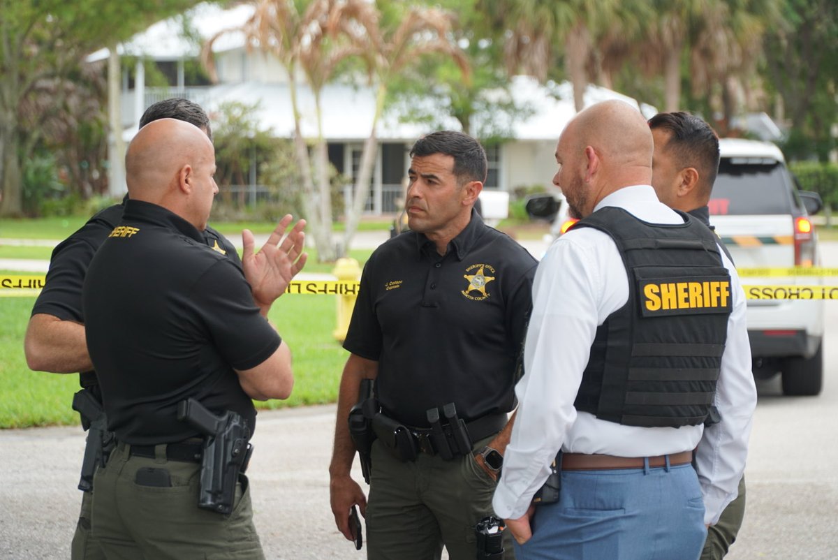 MCSOfla's tweet photo. HAPPENING NOW:
Martin County Sheriff’s Office Crime Scene Detectives are investigating a stabbing in the South Wood neighborhood in Stuart. https://t.co/a0bTYG9v3i