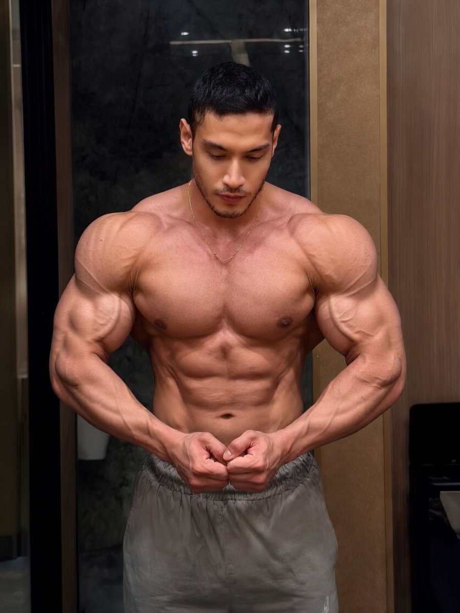 AdamSixpackstud's tweet photo. I used to be small, now I have super high libido and practically guaranteed to get any guy or girl at the gym I want at the gym when I take off my shirt. Life is good, roids are amazing. #musclegrowth, #musclelust, #muscleworship https://t.co/gKyB4oQdgP