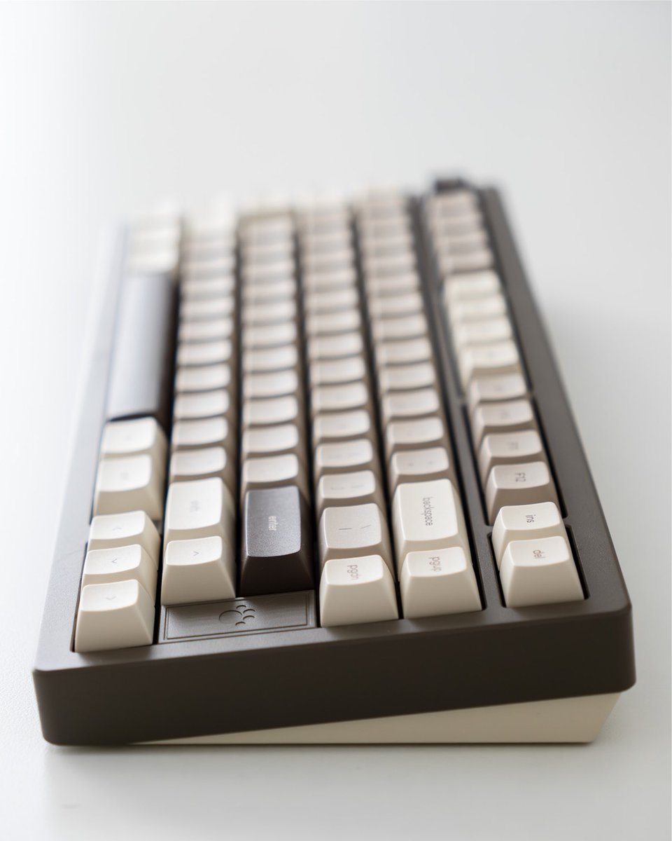 osumekeys's tweet image. have you gotten our mocha play75 keyboards yet?

it comes in both a cocoa and cream colour, so you can decide which one fits your aesthetic best! and don’t forget to download our new april fool’s animations 😉

#osume #homedecor #cutetech #deskgram #homeoffice