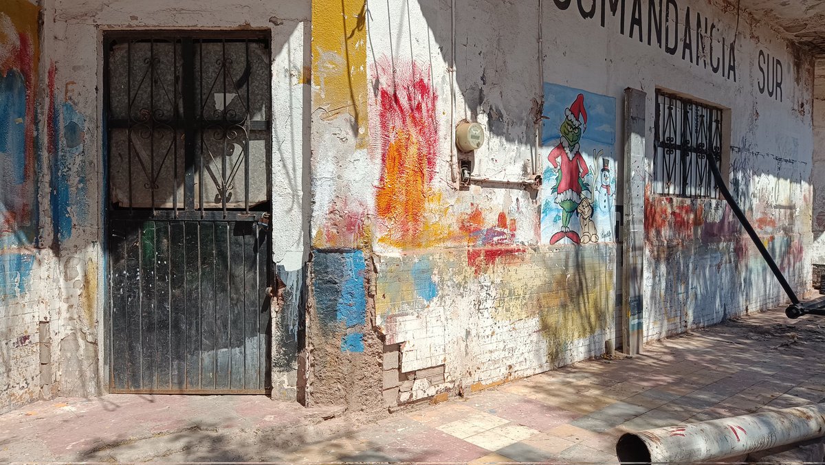 frajacadi's tweet photo. El Departamento de Tránsito Municipal en Guaymas y los de balizamiento, no sirven para nada... 

Pintan guarniciones y colocando señalamientos viales a lo loco en lugares que no corresponden, queriendo poner orden pero, al contrario... 

Lástima, que no haya alguien capacitado... https://t.co/p4jdszfpD8