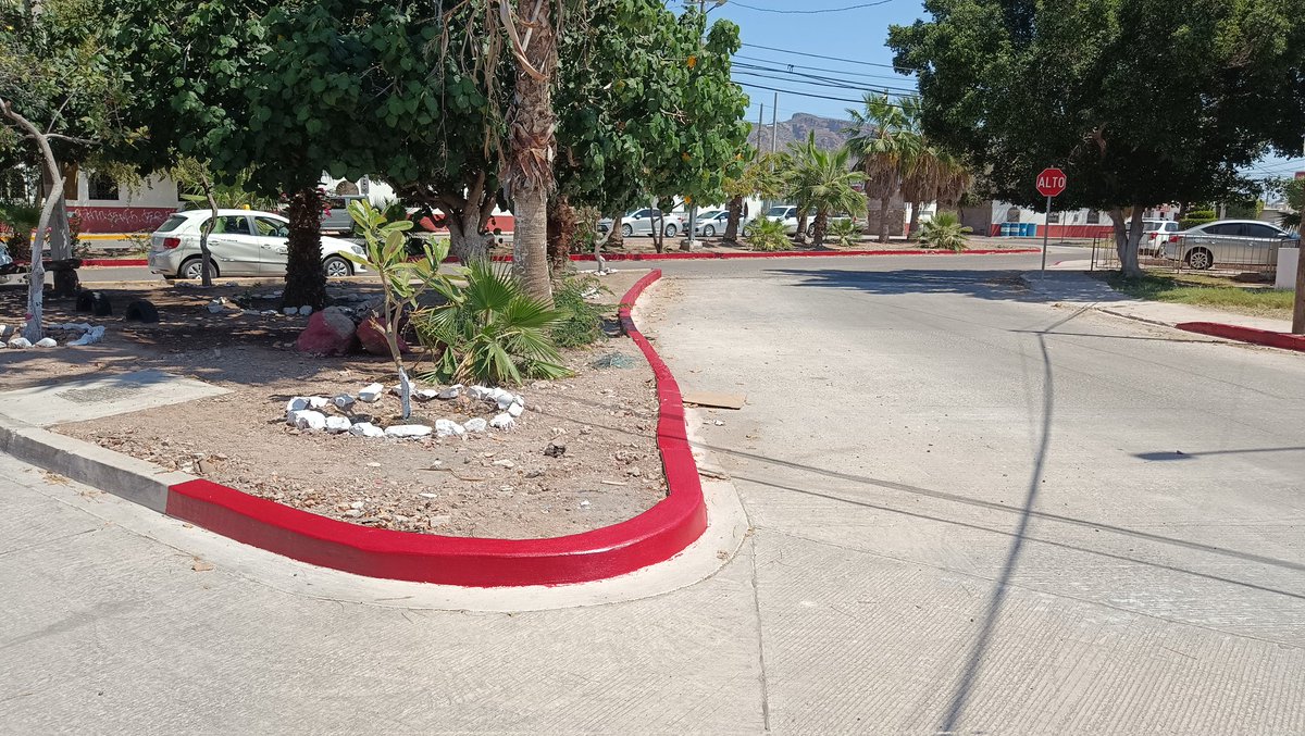frajacadi's tweet photo. El Departamento de Tránsito Municipal en Guaymas y los de balizamiento, no sirven para nada... 

Pintan guarniciones y colocando señalamientos viales a lo loco en lugares que no corresponden, queriendo poner orden pero, al contrario... 

Lástima, que no haya alguien capacitado... https://t.co/p4jdszfpD8