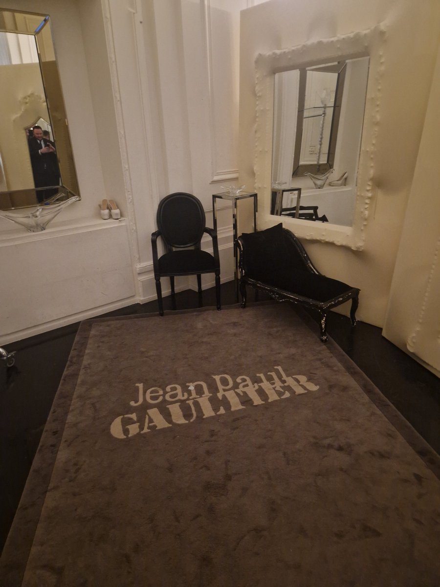 JulienBleicher's tweet photo. Merci les ateliers @JPGaultier et @BqHottinguer pour cette soirée magique ! ✨️ #JPGaultier #Hottinguer @Paris #Mode #FashionWeek #Paris 🇫🇷 https://t.co/5OIqzqS787