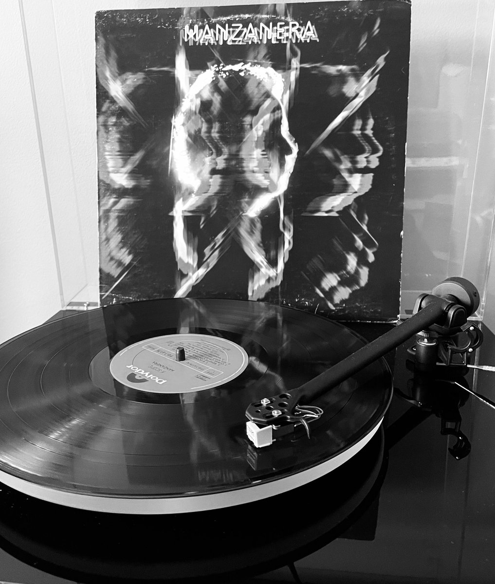 Denis B_land tweet media