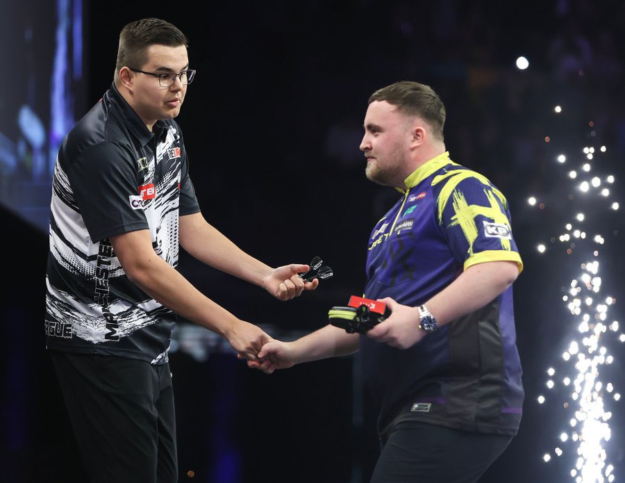 arron9s's tweet image. gian still wanting to shake his hand at the end and littler not being able to look at him is the cherry on top