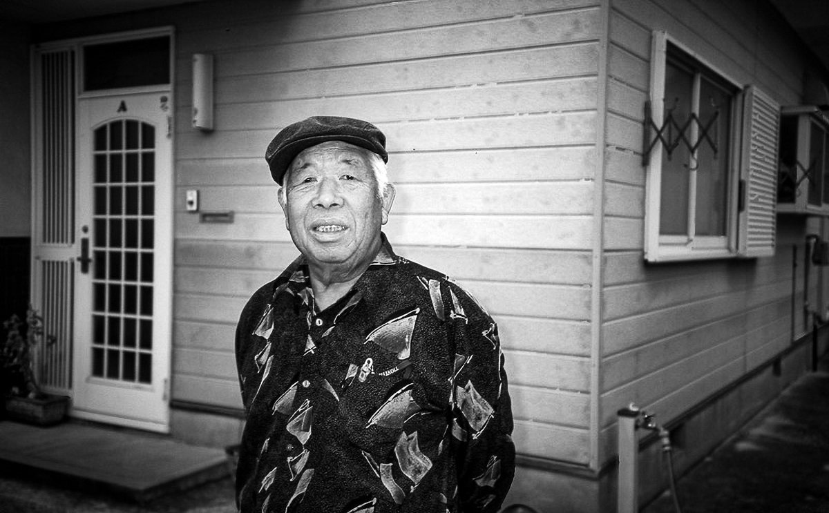 今は亡き父のポートレート。
フイルムのLEICAにて撮影。
彼は若い頃暗室持ってたほどの写真好きだった。
しかし写真の事は教えてくれなかった。
晩年、YouTubeでVLOGが流行るかなり前から自身で映像を作ってた。
死んでから知った事だけどね。
頑固親父だったけど写真はよく撮らせてくれたね。