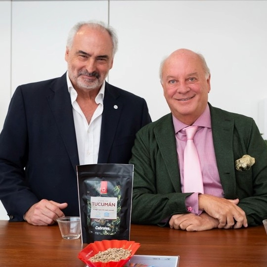 clarincom's tweet photo. EL PRIMER CAFÉ DE ORIGEN ARGENTINO ES DE TUCUMÁN

Tucumán logró producir su primer café de origen nacional, tras un proyecto iniciado con cinco semillas traídas de Costa Rica. El desarrollo abre la posibilidad de reducir importaciones y crear una nueva economía regional.

El cultivo, impulsado por productores locales junto a Cabrales y el Gobierno provincial, ya fue certificado por su calidad. De cinco semillas pasó a proyectar hasta 8.000 hectáreas y puede integrarse al bosque nativo de las yungas, en un contexto de altos precios internacionales que potencia su desarrollo.

Testimonios

"¿Cómo sería la economía de Tucumán si hay 250 millones de dólares que se quedan dando vueltas en la provincia?" — Juan Casañas, vicepresidente del Instituto de Desarrollo Productivo (IDEP) y uno de los artífices del proyecto.

"Los avances agronómicos son positivos y nos permiten seguir proyectando el desarrollo del café como un cultivo intensivo en mano de obra" — Juan Casañas.

"Hemos demostrado que el suelo argentino, con el cuidado y la técnica adecuada, puede darnos un café de excelencia que no tiene nada que envidiarle a los grandes orígenes del mundo". — Martín Cabrales, presidente de Cabrales S.A.

(+) en Clarín: https://t.co/ZWeYNz3QQx
Foto 1: Juan Casañas, del IDEP tucumano, y Martín Cabrales, con el nuevo café tucumano.

Foto 2: Semillas de café de Costa Rica, ahora producidas en Tucumán.