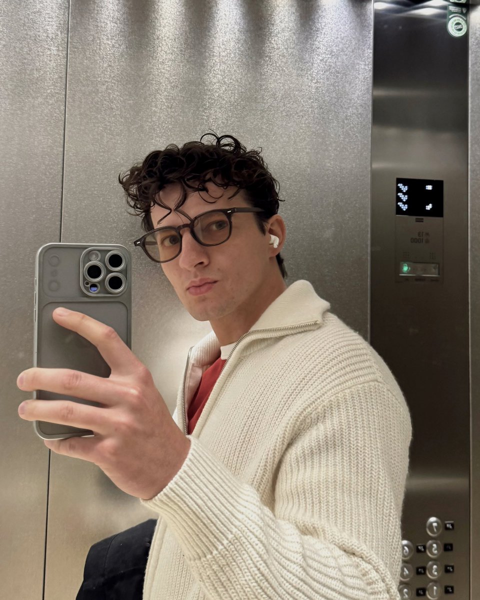 dan_vvy's tweet photo. elevator selfie check https://t.co/byRIiCYTlP