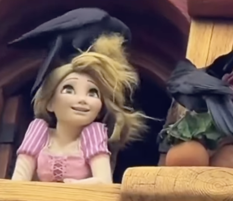omgblog's tweet image. OMG, WATCH: Rapunzel bot at DisneySea Tokyo got her hairs ate by crows omgwh.at/TRrQ1c #Fail #LOL #crows