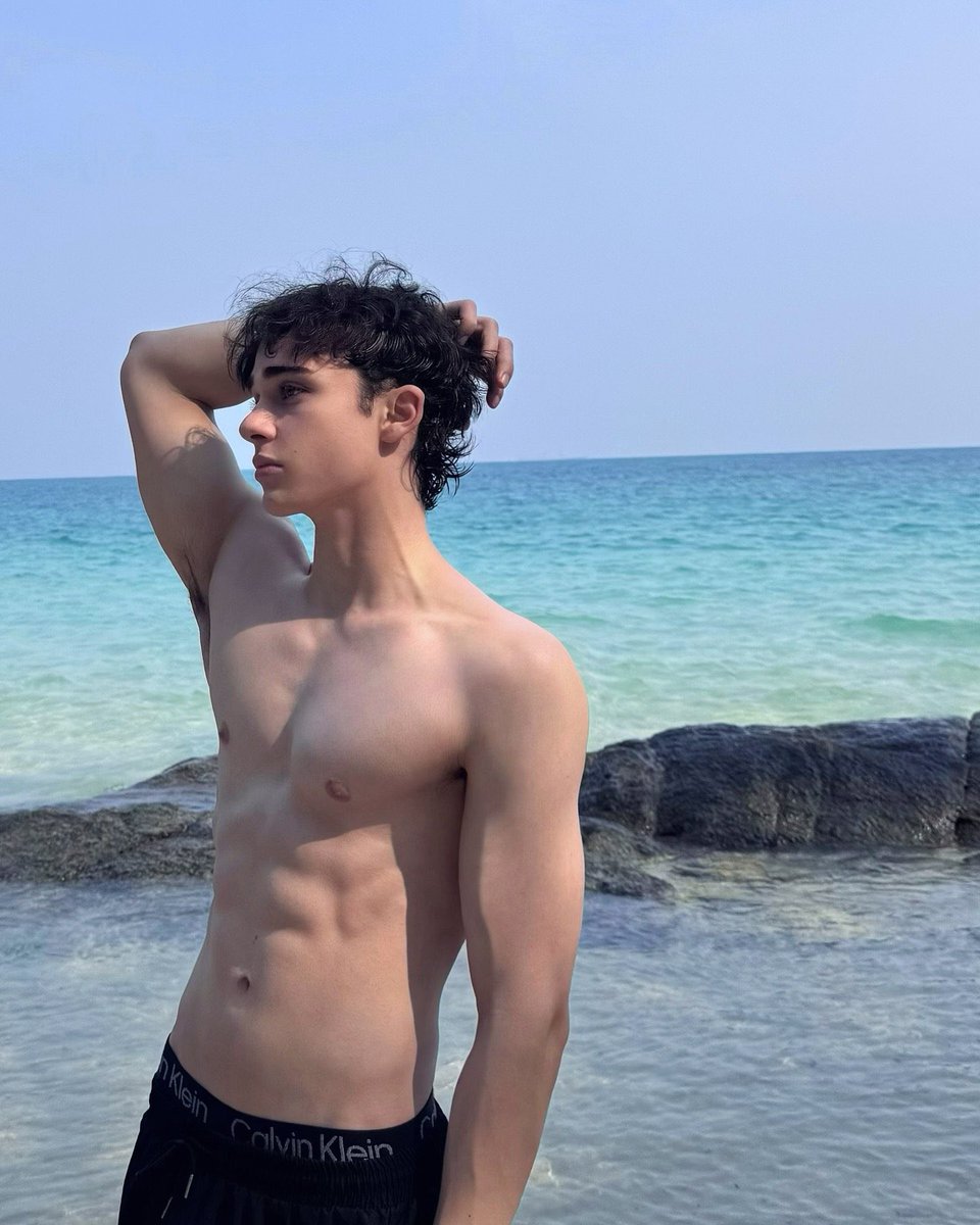 vampirizarei's tweet photo. ⠀⠀ 
✷ augustus rockwood ─┈ @svprbat ₊˚ ❨

ıdαde: 20.
sexuαlıdαde: bissexual.
pronomes: ele/dele.
espécıe: humano.
curso: biologia. https://t.co/xmsKUXzbDO