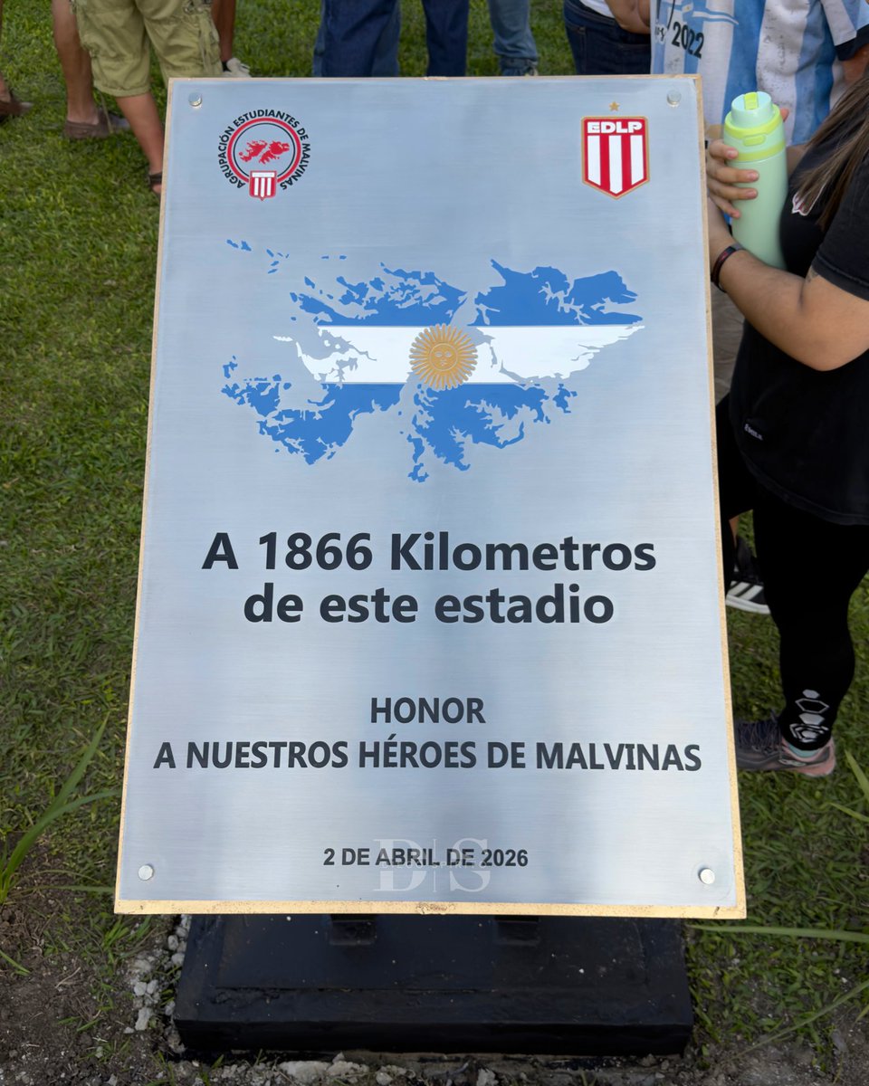 Honor y gloria a los Héroes de Malvinas, para siempre 🇦🇷❤️

👏🏻 Hermoso reconocimiento de #EDLP con participación del coro y los ex combatientes.
