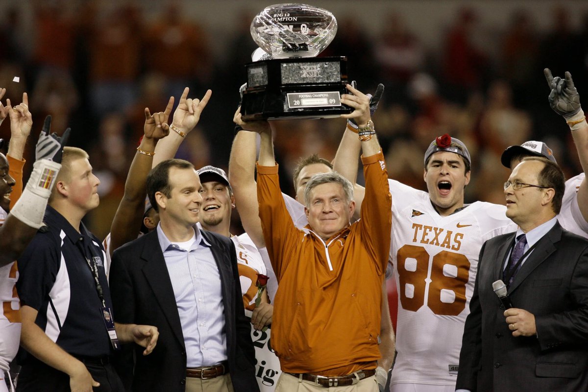 UTexasLaw's tweet photo. Mack Brown is the commencement speaker at the 2026 Sunflower Ceremony🤘

College Football Hall of Famer. National championship coach. Longhorn legend. 

May 9 is going to be a good day, Class of 2026. https://t.co/e4qmoq6weI