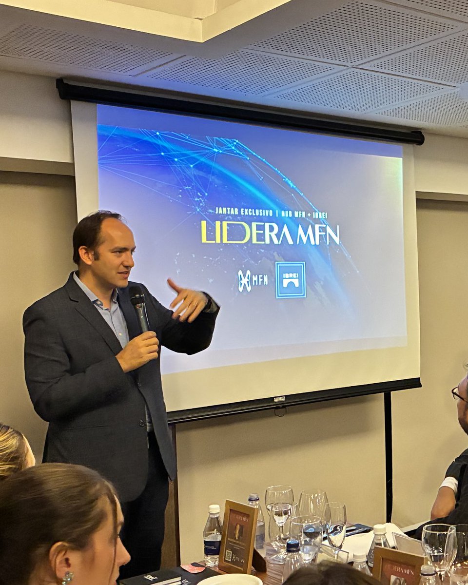 TothJunior's tweet photo. https://t.co/ROpAGZVfL9

Mês de março foi bem movimentado por aqui e esse evento chega em um timing perfeito por todos os acontecimentos que temos acompanhado no mundo.

A globalização, que por muito tempo esteve na agenda dos mais variados eventos, hoje se impõe como uma realidade que exige das lideranças não só adaptação diante das crises, mas discernimento. Estamos bombardeados de informação a todos momento, e mesmo que por um lado seja muito positivo, exige sabedoria para identificar o que efetivamente faz sentido.

Bom, e por isso não poderia deixar de compartilhar os registros nesse evento do Hub MFN em parceria com o IBREI - Instituto Brasileiro de Desenvolvimento de Relações Empresariais Internacionais, participar desse encontro, foi, nesse sentido, um exercício de lucidez. Um convite a olhar menos para os movimentos aparentes e mais para as estruturas que sustentam o cenário atual.

Como instituição, o IBREI atua justamente como essa ponte entre mercados, promovendo conexões e oportunidades em âmbito internacional. A condução por Flavio Morgenstern e Samo Tosatti, ao reposicionar a análise para além do operacional, evidenciou as camadas estruturais que, de fato, orientam as decisões agregando um valor ímpar a toda discussão.

Deixo aqui o registro e o respeito aos organizadores, especialmente à Gislaine Toth e ao Maurício Prazak pela qualidade do encontro e pela consistência da proposta.