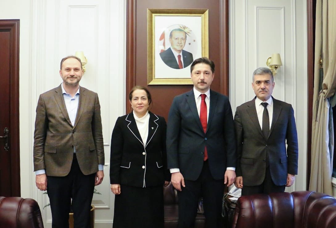 ceyhanburakab's tweet photo. Cumhurbaşkanlığı Uyuşturucu İle Mücadele Yüksek Kurulu kararları doğrultusunda devam eden titiz ve kapsamlı çalışmalarımız kapsamında; 

Aile ve Sosyal Hizmetler Bakanlığı Bakan Yardımcısı Sayın Sevim SAYIM MADAK, Yeşilay Genel Başkanı Sayın Mehmet DİNÇ ve kıymetli Bakanlık bürokratları ve Yeşilay heyetleriyle Bakanlığımızda bir araya geldik. 

- Madde bağımlılığı ile mücadele 
- Madde bağımlılarının Denetimli Serbestlik Müdürlüklerimizde ve Ceza İnfaz Kurumlarımızda tedavi ve rehabilitasyon süreçleriyle ilgili atılacak önemli adımlar konusunda yeni kararlar alındı. İlgili kurumlarımızla devam eden işbirliğimizin güçlenerek artırılması hedeflendi.

Ceza infaz kurumlarında bulunan madde bağımlılarının, tedavilerinin ardından, tahliye edilmeden önce,   meslek edinmelerini temin edecek kurs ve sertifika sahibi olmaları için devam eden çalışmalar ve yapılabilecek yeni İşyurtları faaliyetleri konusunda İş Yurtları Kurumu Daire Başkanı Sayın Hüsnü GEZGİNCİ toplantıda hazır bulundu.
 @tcailesosyal 
@YesilayKurumsal 
@ctekurumsal 
@isyurtlarikrm