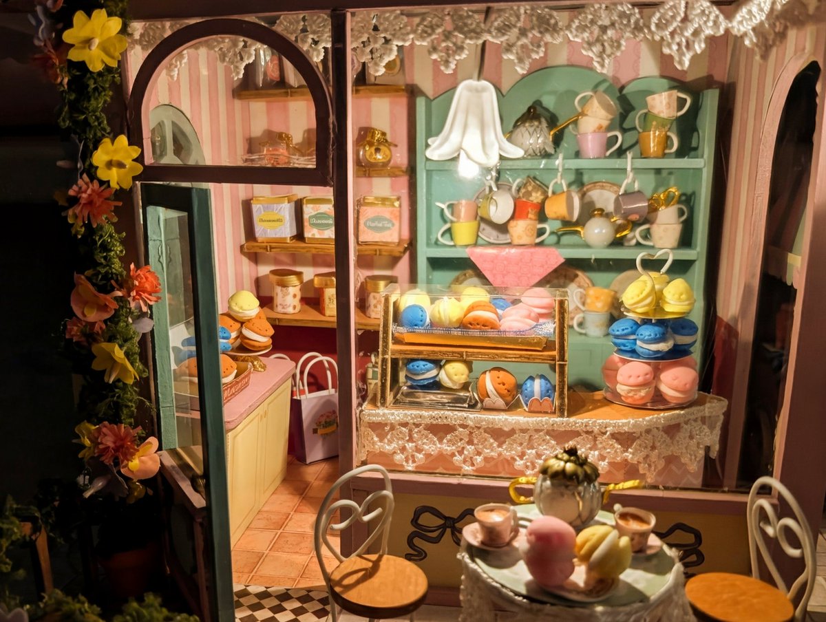 De Macaron Boutique is klaargeknutseld 🥳
(Potlood voor size)