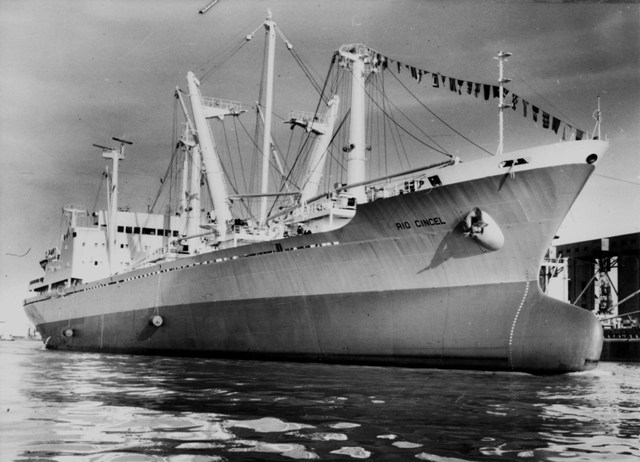 Seba_IndArg's tweet photo. En 1982 la marina mercante nacional, ELMA, fue el sostén logístico en el Atlántico Sur. Buques como el Río Cincel y el Formosa (12.762 Tn) desafiaron el bloqueo para abastecer las Islas Malvinas operando bajo la constante amenaza de submarinos y ataques aéreos #Malvinas #2deAbril https://t.co/DZxSQy8Mw7