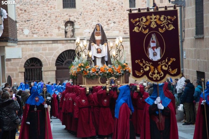 CofradiasSoria's tweet photo. Procesión de la Cofradia de Las Caídas de Jesús en esta tarde de Jueves Santo.
📸 María Ferrer para @sorianoticias
#juntadecofradiasdesoria #Semanasantasoria #sobria #austera #devocional https://t.co/eFmmrPIg6F