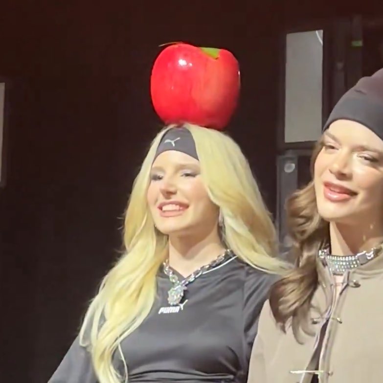 robbie 🪩 tweet media