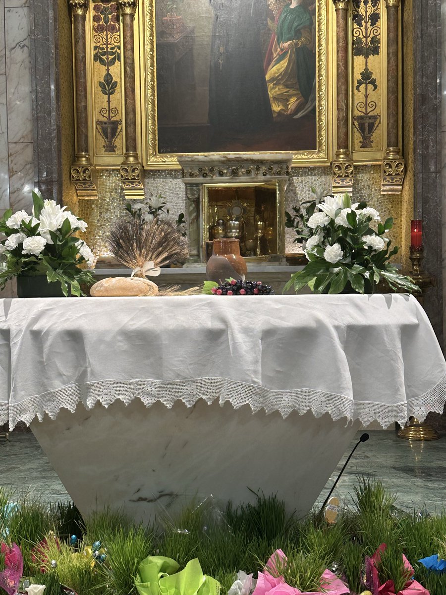 Matteo 26,26-28
Prendete e mangiate; questo è il mio corpo". Poi prese il calice e, dopo aver reso grazie, lo diede loro, dicendo: "Bevetene tutti, perché questo è il mio sangue dell`alleanza, versato per molti, in remissione dei peccati