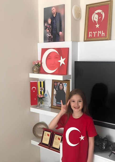 ilbilgemedya's tweet photo. 🇹🇷 Şehit Polis Memuru Nefise Özsoy'un kızının paylaşımı. https://t.co/enMlYFJPZt