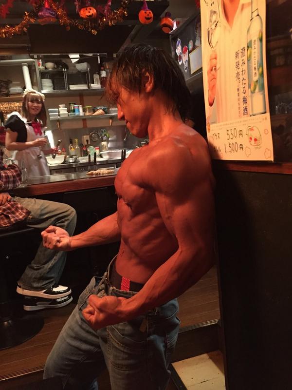 Boxer_ryu's tweet photo. #Foiw って色々と新しい写真とか資料が必要なんだけど、探してたら懐かしいのが出てきた。
ついでなんで公開っ!!
昔一回どうしてもダイネーゼほしくて試着した時の、腕余りまくりの一枚。
当時の肉体。この体じゃこんなデカイ革パンヘソの上まで上げて履くしか着る物なかった。
もう一枚は脱いだ時の https://t.co/DHhJmUkMNE