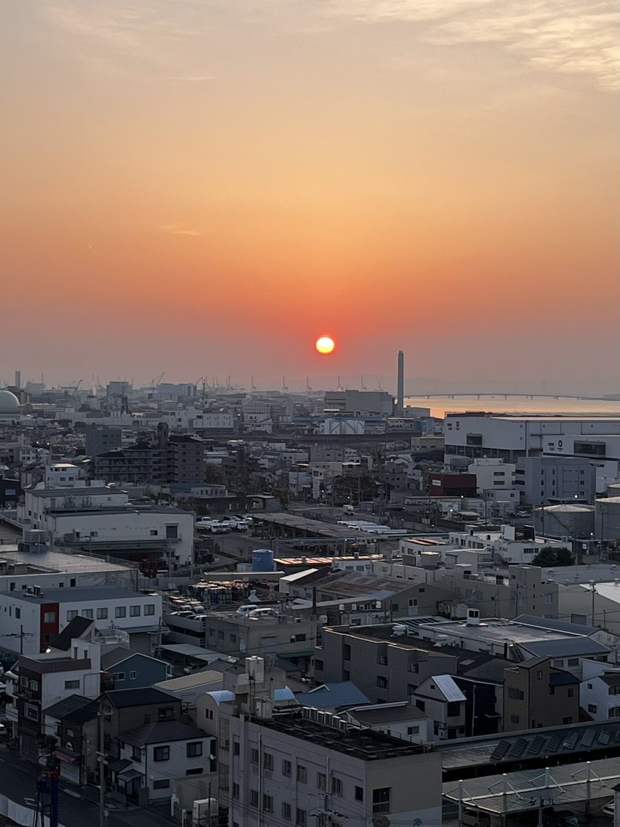 月が沈み太陽が昇ってきました☀️
大分東の方から出てきます
いいお天気になりそうですね😊