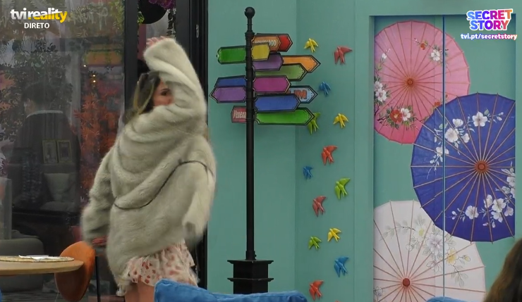 Liliana a armar barraco amoooo
''ganha vergonha na pvta da cara''

ACABA COM A ARISONSA
#sstvi