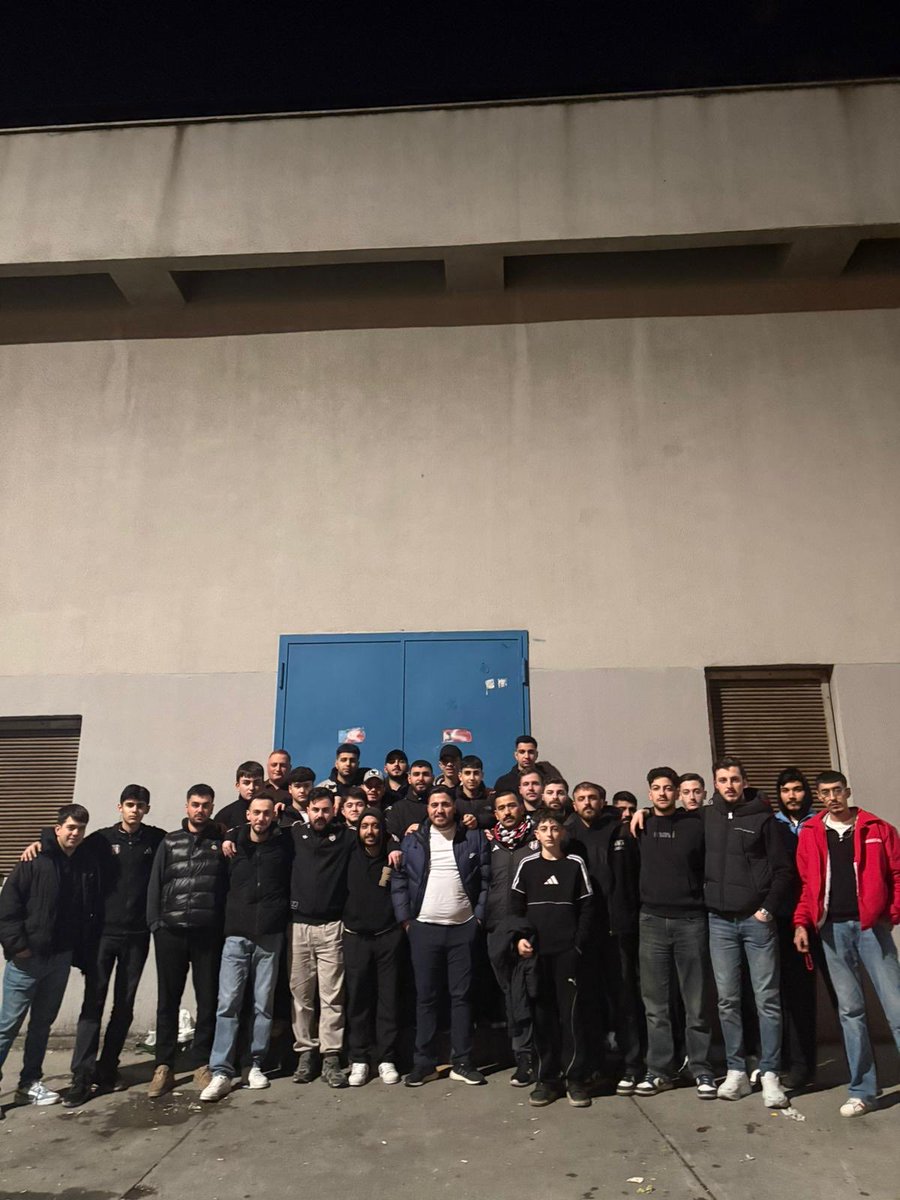 alkanumut587's tweet photo. Bu semtte ne kurşunlar sıkıldı, biz bir tek sana vurulduk Şanlı Beşiktaş !

📍Bağcılar https://t.co/Vid6yXsg22