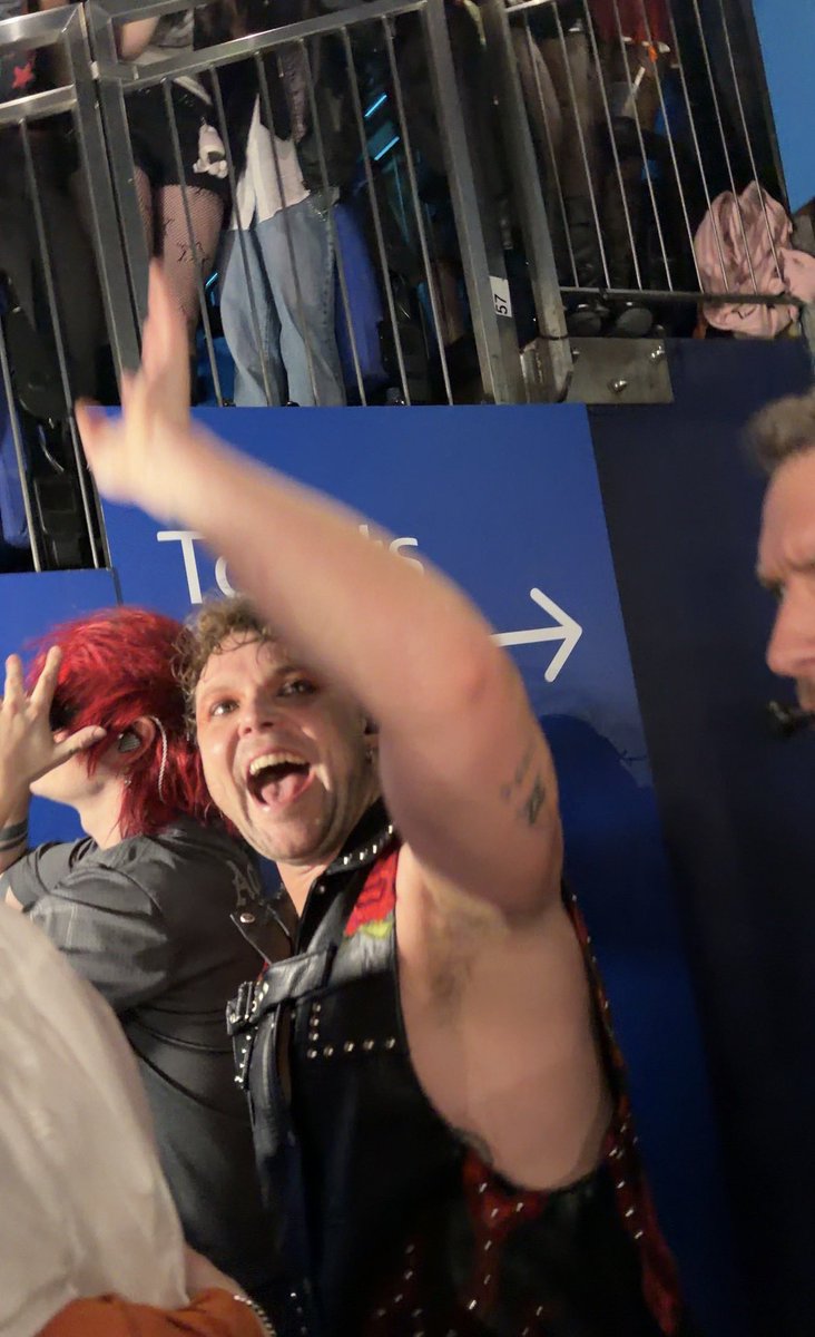 5SOST0URUPDATES's tweet photo. 5SOS walking through the crowd tonight via @asheseilish &amp;  @augustsliv!

#LondonIsAStar #EASLondon #EASTour https://t.co/wXL2vqYSKM