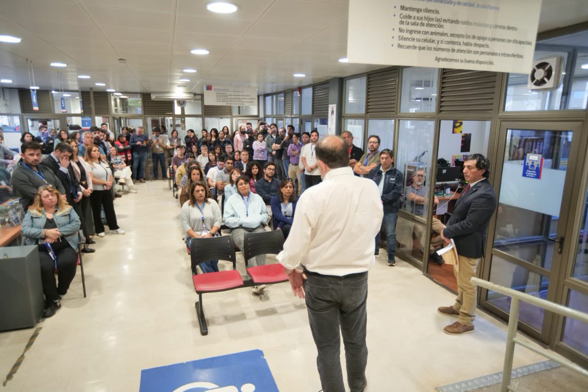 MinistroPoduje's tweet photo. Nos reunimos con los equipos del @Serviuvalpo para fortalecer nuestro trabajo en terreno y coordinar las labores de reconstrucción en la región .

Un diálogo necesario para seguir fortaleciendo el servicio y responder mejor a las necesidades de la comunidad.

Estamos #TrabajandoParaUsted 🇨🇱