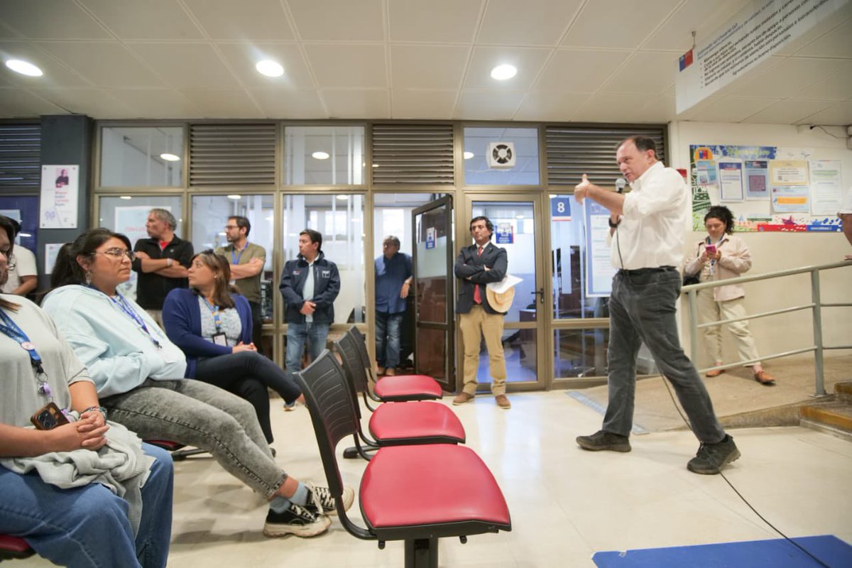 MinistroPoduje's tweet photo. Nos reunimos con los equipos del @Serviuvalpo para fortalecer nuestro trabajo en terreno y coordinar las labores de reconstrucción en la región .

Un diálogo necesario para seguir fortaleciendo el servicio y responder mejor a las necesidades de la comunidad.

Estamos #TrabajandoParaUsted 🇨🇱