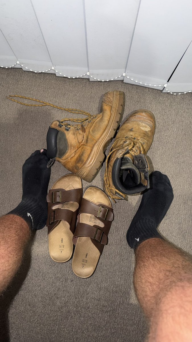 Long weekend ahead 🤘

Work boots off for the weekend 😈