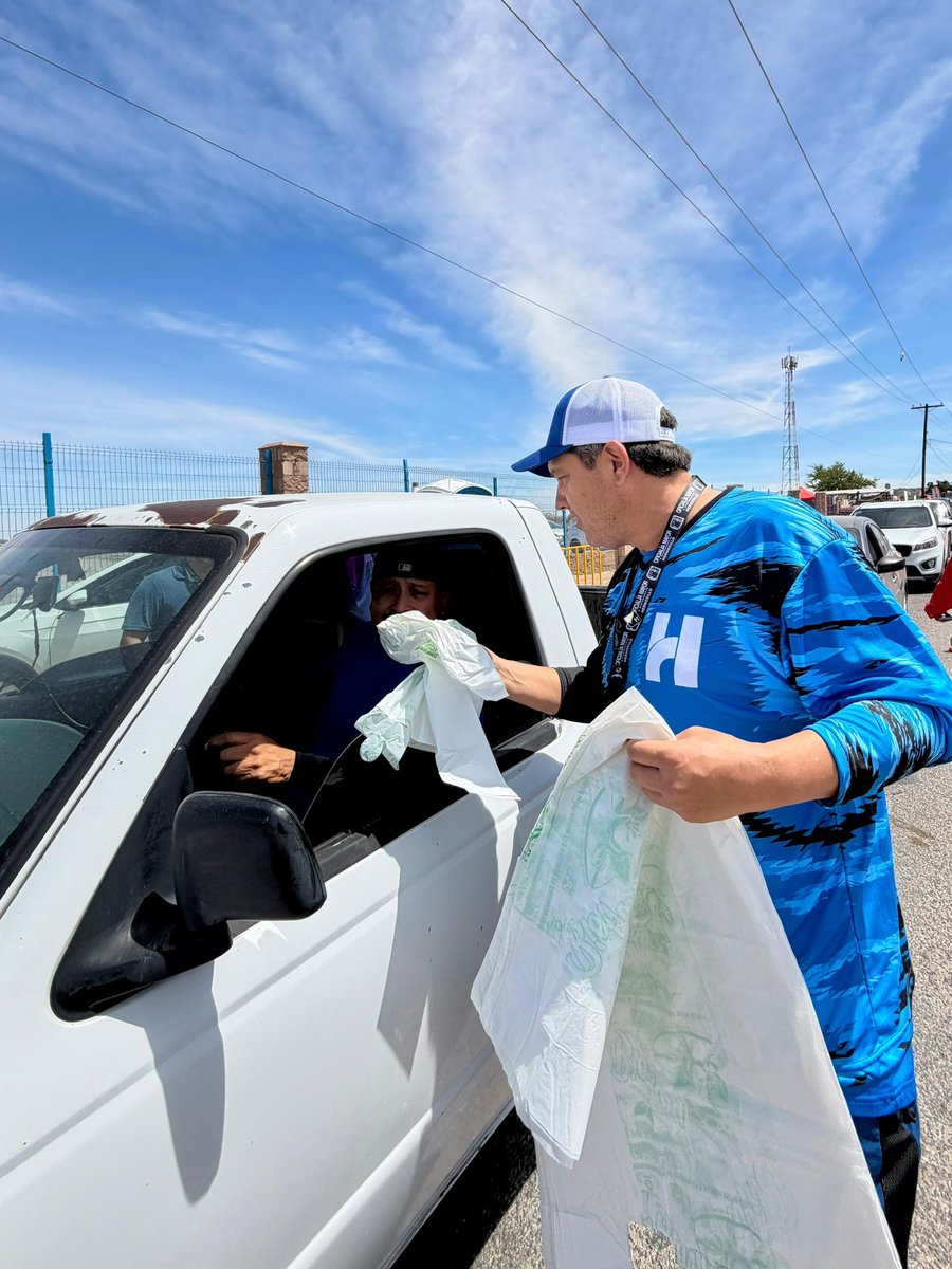 pichonpavlovich's tweet photo. Junto con el OM @RamonCorralA , seguimos en #BahíaKino entregando bolsas biodegradables e invitando a los ciudadanos a depositar la basura en su lugar.
Muchas gracias a todas las personas que cuidan de nuestras playas.
#KinoTeQuieroLimpio #QueSeNote https://t.co/wQjRhjQsCi