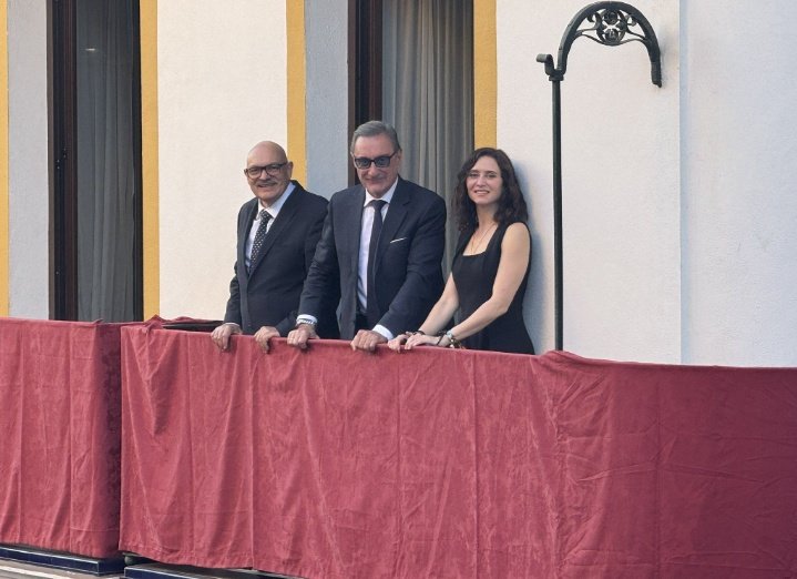 Yo lo que no me explico es como Carlos Herrera, con la edad que tiene ya, se atreve a juntarse con la Ayuso.
Teniendo en cuenta los antecedentes que tiene ella con la gente mayor.
7291 namá