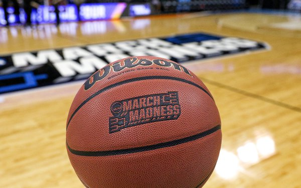 JasonEffectv's tweet photo. Live sports are doing what they do best-- attracting huge audiences! 

NCAA's “March Madness” keeps gaining viewership, and is now up 9% through the “Elite Eight” round to a Nielsen-measured 10.3 million average viewers. #ComcastEmp https://t.co/eJfmW4Ay3N https://t.co/ipzThmFevA