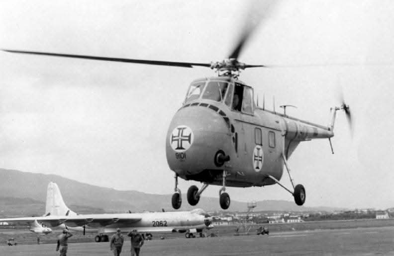 The first helicopter of the Portuguese Air Force.
Sikorsky UH-19A, placed at the Air Base nº 4 of the Lajes Azores in 1952, registered with the number of tail 9101.