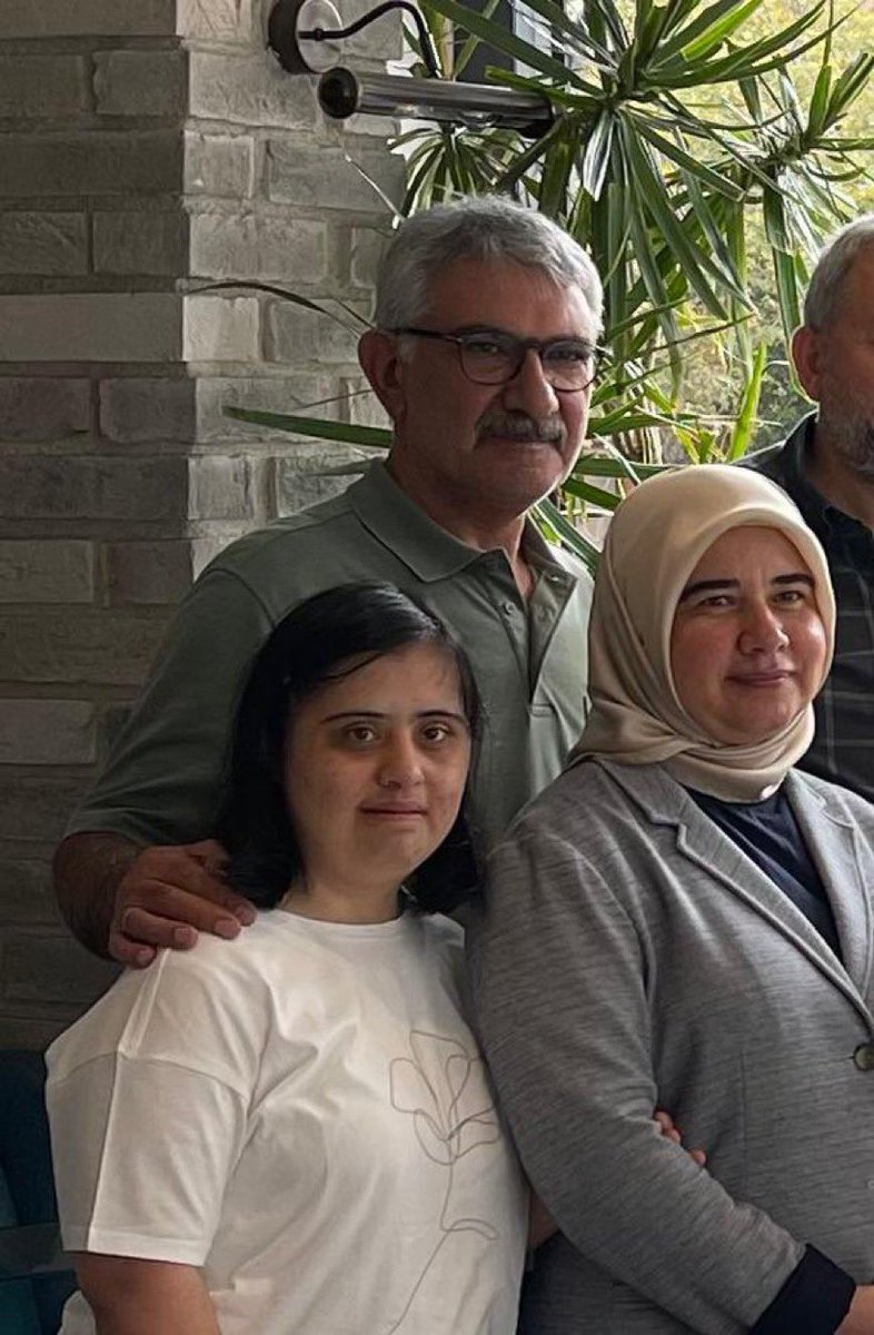 ADALETİ BEKLERKEN

Fatma 10 aydır babasını Almanya’da sanıyor. 

Geçen kurban bayramında ben söyledim bu yalanı ona, gözlerimi kaçırarak. 

Kulaklığını takıp, müzik dinleyerek geçiriyor tüm zamanını.

Annesi haftanın üç günü işe gidiyorum diyerek Üsküdar’dan kalkıp Silivri’ye