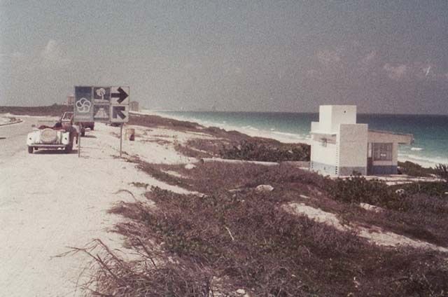 AytoCancun's tweet photo. 🌊 Así lucía #PlayaDelfines y así seguimos creciendo.
Un espacio emblemático que ha acompañado la transformación de Cancún, manteniendo viva la belleza natural que nos llena de orgullo.
#56AniversarioDeCancún #CancúnNosUne #PorLaTransformación🤝 https://t.co/2zJ18Ptjux