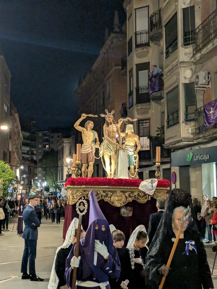 TitaElez's tweet photo. El Jueves Santo vuelve a llenar #Talavera de emoción, tradición y sentimiento. Nuestras calles se convierten en la procesión, el silencio, la música y el trabajo de tantas cofradías que mantienen viva nuestra #SemanaSanta. Gracias a todos los que lo hacéis posible. https://t.co/SHGMD4p4ND
